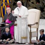 Francisco invitó a cuatro niños a subir al estrado y a sentarse junto a él