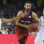 El escolta del Barcelona Juan Carlos Navarro (c) junto al escolta Michael Roll (d) y el alero Adam Hanga del Laboral Kutxa durante el primer partido de semifinales de la Liga ACB