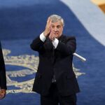 El presidente del Parlamento Europeo, Antonio Tajani (c), el presidente de la Comisión Europea (CE), Jean-Claude Juncker (d), y el presidente del Consejo Europeo, Donald Tusk (i), tras recoger el Premio Princesa de Asturias 2017 de la Concordia otorgado a la Unión Europea /Efe
