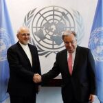 El ministro de Asuntos Exteriores de Irán, Javad Zarif, saluda a Antonio Guterres, secretario general de Naciones Unidas, durante su encuentro de ayer.