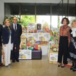 En 2016 se recogieron 5,1 toneladas de alimentos. En la imagen, la delegada María José Salgueiro, el subdelegado Luis Antonio Gómez y Jesús Mediavilla, del Banco de Alimentos, entre otros, durante la entrega de los productos hace un año