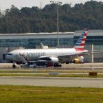 Vista del vuelo de American Airlines que hacía la ruta París-Miami y que solicitó aterrizaje de emergencia en el Aeropuerto de Santiago