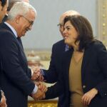 La vicepresidenta del Gobierno, Soraya Sáenz de Santamaría, saluda al vicepresidente de la Junta de Andalucia y consejero de Administración Local, Manuel Jiménez Barrios, a su llegada a la reunión con consejeros autonómicos