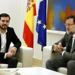 El presidente del Gobierno, Mariano Rajoy (d), conversa con el candidato de IU a la Presidencia del Gobierno, Alberto Garzón (i)