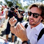 El piloto español de Fórmula Uno Fernando Alonso, de McLaren-Honda, firma autógrafos a su llegada al circuito Albert Park.