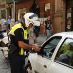 Un policía local realiza un control