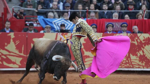 José Tomás ejecutando un quite por gaoneras, ayer, en Plaza México