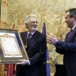 El tenor Plácido Domingo (i), es aplaudido por el alcalde sevillano, Juan Espadas, tras hacerle entrega de la medalla de la ciudad al ser nombrado hijo adoptivo de Sevilla