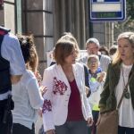 La alcaldesa de Vilanova y la Geltrú, Neus Lloveras, acompañada de la presidenta del Parlament, Carme Forcadell, a su llegada a la Fiscalía del Tribunal Superior de Justicia de Cataluña donde ha declarado por su colaboración con el referéndum