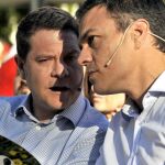 El secretario general del PSOE, Pedro Sánchez (d), junto al presidente de Castilla-La Mancha, Emiliano García-Page (i), durante el mitin