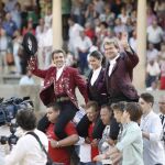 Salida a hombros de los tres rejoneadores de la plaza de toros de Ronda