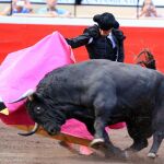 José Maria Manzanares recibe al tercero en la quinta de las Corrida Generales de la Feria de Bilbao