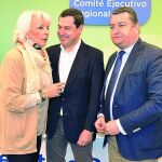 Juanma Moreno, junto a Teófila Martínez y Antonio Sanz, ayer, en Cádiz