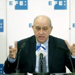 El ministro Jorge Fernández Díaz, durante una rueda de prensa en la sede de la Agencia Efe en Barcelona