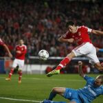 Nico Gaitan chuta a puerta