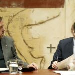 Carles Puigdemont conversa hoy con Oriol Junqueras, durante la reunión semanal del ejecutivo catalán.