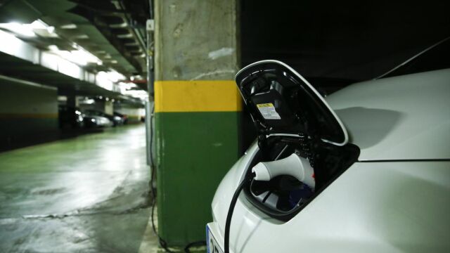 Un coche eléctrico repostando, en una imagen de archivo