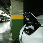 Un coche eléctrico repostando, en una imagen de archivo