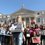 Nieves Casado, delante del Congreso de los diputados donde entrega las 257.000 firmas recogidas para la investigación contra el cáncer infantil.