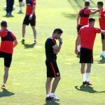 Simeone, pensativo y rodeado por sus jugadores, en el entrenamiento del pasado sábado