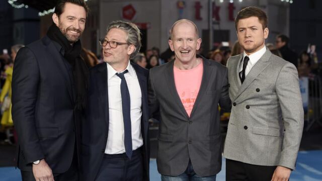 El actor australiano Hugh Jackman (i) posa con el director Dexter Fletcher (2i) el ex esquiador británico en el que está basada la película Eddie 'The Eagle' Edwards (2d) y el actor británico Taron Egerton (d) durante el prestreno de su última película 'Eddie the Eagle' en Londres