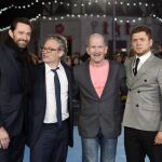 El actor australiano Hugh Jackman (i) posa con el director Dexter Fletcher (2i) el ex esquiador británico en el que está basada la película Eddie 'The Eagle' Edwards (2d) y el actor británico Taron Egerton (d) durante el prestreno de su última película 'Eddie the Eagle' en Londres