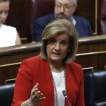 La ministra de Empleo y Seguridad Social, Fátima Báñez, durante su intervención en la sesión de control al Ejecutivo
