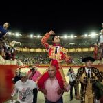 El novillero mexicano Luis David Adame cortó tres orejas y salió a hombros