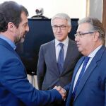 Zoido se reunió ayer con el nuevo Mayor de los Mossos para pedirle que cumpla la ley