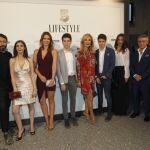 De izquierda a derecha, Espido Freire, Helen Lindes, Daniel –de Gemeliers–, Carmen Lomana, Jesús –de Gemeliers– Cecilia Gómez y Andrés Navarro, a su llegada a la celebración del quinto aniversario de «Lifestyle»