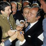 El fundador de Rumasa durante un acto público firmando autógrafos, y Ruiz-Mateos