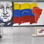 Un venezolano sale de una de las salas de un centro de votación, ayer, en Caracas