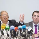 El coordinador general de Manos Limpias en Andalucía, Arnaldo Fernández Calderón (i), junto al nuevo abogado en las causas que Manos Limpias tiene en los juzgados sevillanos, Rafael Prieto (d)