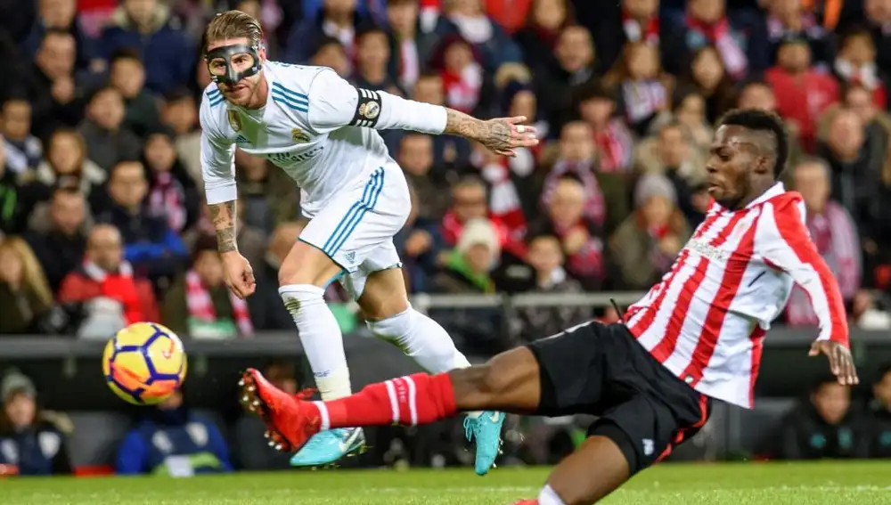 El delantero del Athletic Iñaki Williams lucha el balón con Sergio Ramos, defensa del Real Madrid