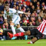 El delantero del Athletic Iñaki Williams lucha el balón con Sergio Ramos, defensa del Real Madrid