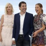 La actriz sudafricana Charlize Theron, la actriz francesa Adele Exarchopoulos y el actor español, Javier Bardem, posan durante el pase gráfico de la película "The Last Face"