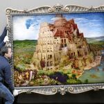 Unos trabajadores colocan «La torre de Babel» (1563) de Pieter Brueghel el Viejo.