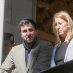 Los consellers siguen desde la balconada de la galería gótica la tradicional bendición de rosas