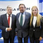 Alfonso ussía, flanqueado por Lilian Tintori y Leopoldo López Gil