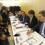 El presidente de la Generalitat, Carles Puigdemont junto al expresidente de la Generalitat y presidente de CDC, Artur Mas y el coordinador general, Josep Rull durante la reunión de la ejecutiva de Convergència Democràtica de Catalunya (CDC) celebrada hoy
