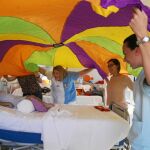 Varias enfermeras estimulan a la pequeña Laila con pañuelos de colores. También recibe musicoterapia en el centro Laguna de Madrid