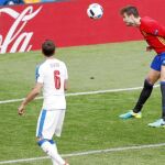 Piqué marca de cabeza en el partido ante la selección checa