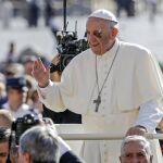 El Papa Francisco a su llegada a su audiencia general de los miércoles en la Plaza de San Pedro del Vaticano