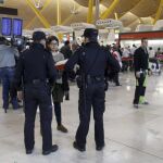 Agentes de la Policía Nacional en la T4. España ha aumentado la vigilancia.