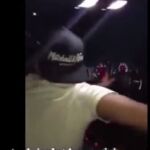 Momento en el que el copiloto sujeta el volante del coche, sin conductor, y se prepara para cambiarse de sitio