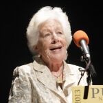 Siempre activa. Menchu Álvarez del Valle es feliz y defiende su independencia a capa y espada. Todavía conduce y participa en una tertulia