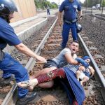 La Policía húngara expulsa a una familia de refugiados en Bicske