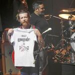El vocalista de los Eagles of Death Metal muestra una camiseta en homanaje a París en el concierto