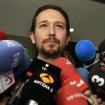 El secretario general de Podemos, Pablo Iglesias, atiende a los medios de comunicación hoy en el Congreso de los Diputados.