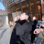 El dictador norcoreano, Kim Jong Un, contempla el pasado domingo el lanzamiento del misil de largo alcance